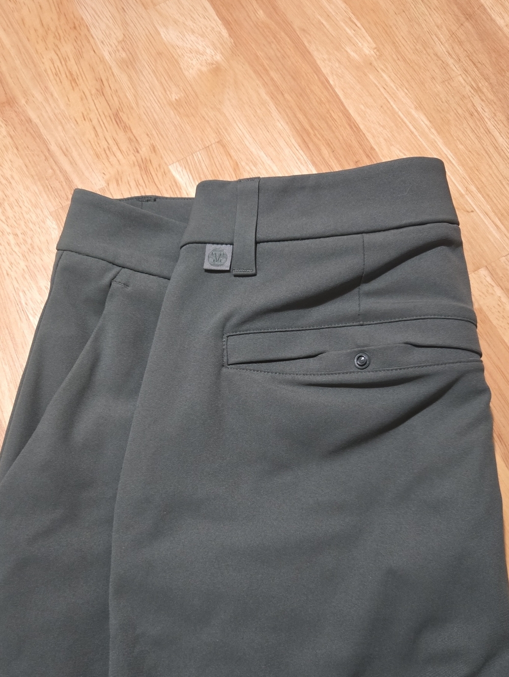 lululemon athletica Men’s Dark Olive Green Flat-Front Pants